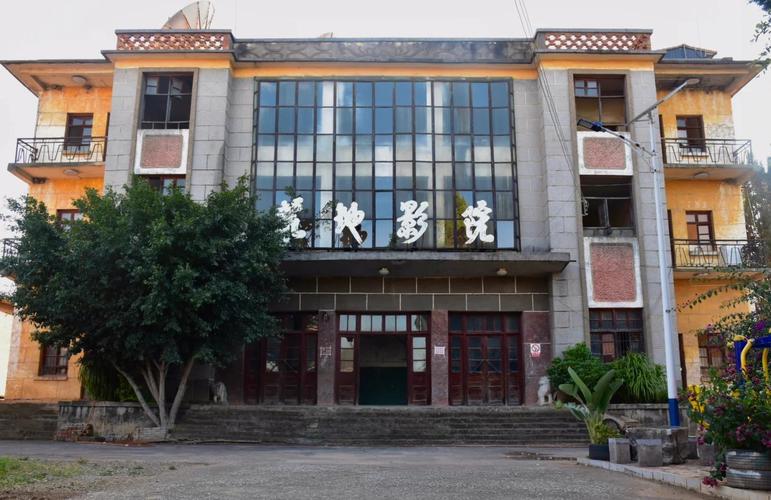 操美女老师的逼的相关介绍