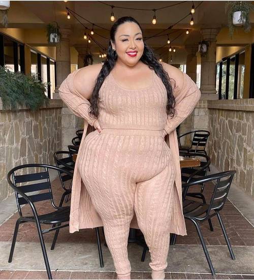 巨乳美女秘书的相关介绍