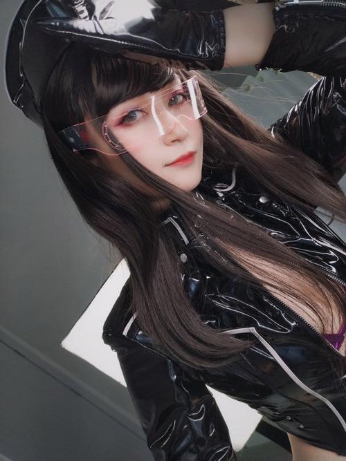 干巨乳秘书的相关介绍