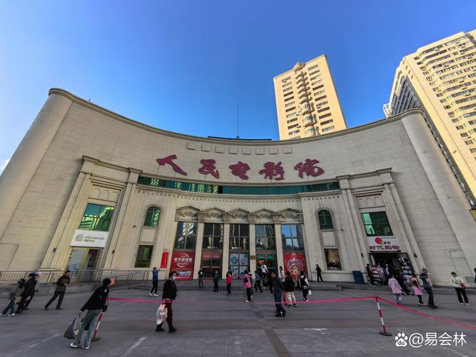 一边亲一边摸一边摸下面的相关介绍